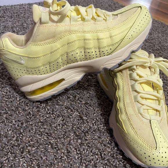 Nike AirMax - Picture 1 of 4